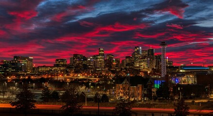 Obraz premium Mesmerizing shot of the cityscape of Denver during the sunset in purple, pink and blue tones