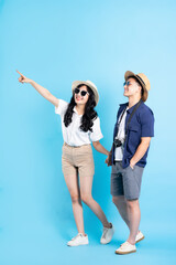 Obraz premium Asian couple traveling image isolated on blue background