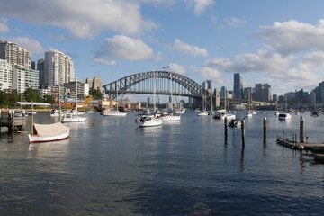 Naklejka premium Boote vor der Harbour Bridge in Sydney
