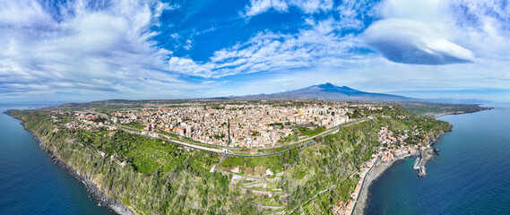 Panoramica aerea dall'alto sulla Timpa di Acireale e Santa Maria la Scala con vulcano Etna