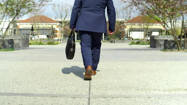 homme d'affaires, marchant, ville, personne, marche, urbain, gar&ccedil;on, dehors, riche, richesse, btc, bitcoin, argent, business, cartable, rue, convenable, gens, affaires, devise, confiance, mode de vie,