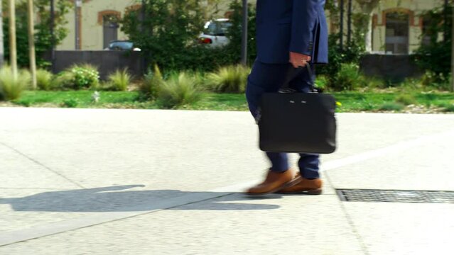 homme d'affaires, marchant, ville, personne, marche, urbain, gar&ccedil;on, dehors, riche, richesse, btc, bitcoin, argent, business, cartable, rue, convenable, gens, affaires, devise, confiance, mode de vie,