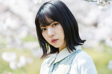 Naklejka premium 桜の木の下にいる女性