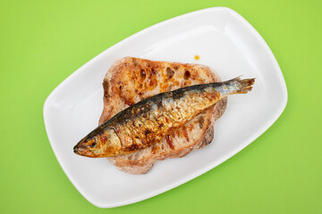 Grilled sardines with sauce on fresh bread