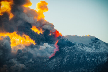 Etna in eruzione al tramonto - obrazy, fototapety, plakaty