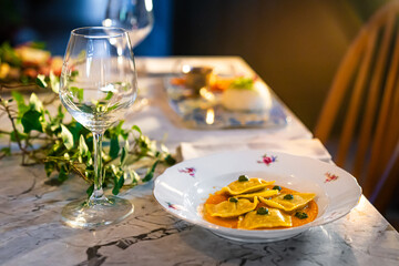 Ravioli su condimento