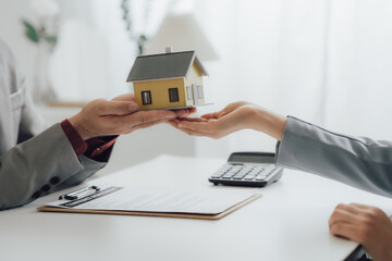 real estate agent Delivering sample homes to customers, mortgage loan contracts. Make a contract for hire purchase and sale of a house. and home insurance contracts, home mortgage loan concepts