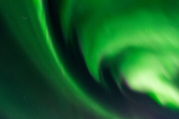 imagen de un paisaje nocturno nevado, con montañas de fondo, y una aurora boreal sobre el cielo de...