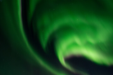 imagen nocturna de un paisaje nevado con una aurora boreal en el cielo nocturno de Islandia 