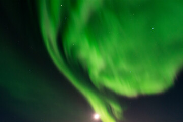 imagen paisaje nocturno con montañas al fondo y una aurora boreal en el cielo estrellado de Islandia 