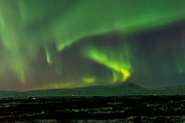 imagen de un paisaje nocturno nevado con una aurora boreal en el cielo de Islandia