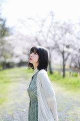 桜の花を見るショートヘアの女性