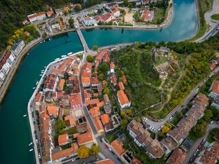 Obraz premium Aerial view of modern buildings near the lake on a sunny day