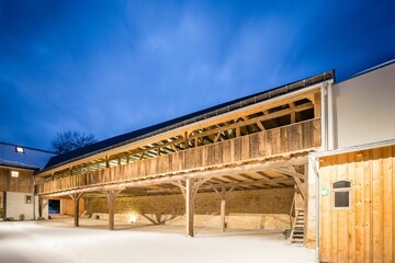 Obraz premium Beautifully renovated old farm with half-timbering in the evening