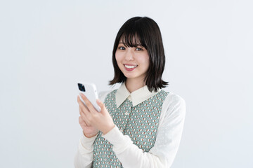 スマートフォンを使う女性