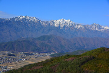 鷹狩山から望む初冠雪の仁科三山（爺ヶ岳、鹿島槍ヶ岳、五竜岳）