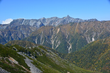 Obraz premium 常念岳から望む紅葉の槍ヶ岳