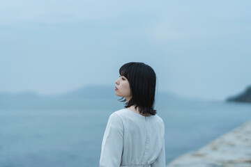 夕暮れの海にいる女性