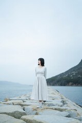 夕暮れの海にいる女性