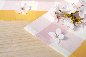 木の板に桜とピンクと黄色の伊勢木綿