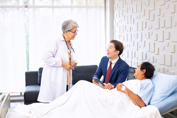 Obraz premium Hospital treatment room relative visit patient lay on bed doctor explain update illness condition