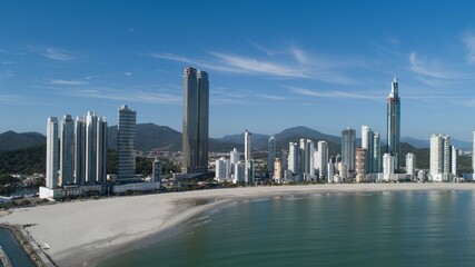 Fototapeta premium Praia de Balneário Camboriú - SC com prédios e a rosa dos ventos. 