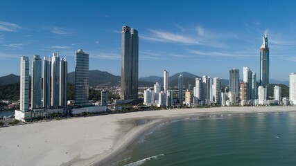 Praia de Balneário Camboriú - SC com prédios e a rosa dos ventos. 