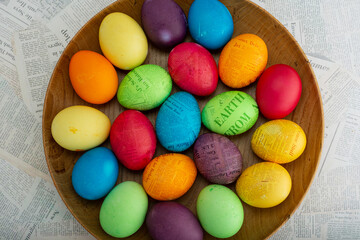 künstlerisch gestaltete Ostereier mit Zeitungspapier, in einer Holzschale 