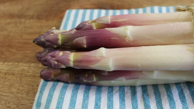 fagot d'asperges violettes, en gros plan, sur une table