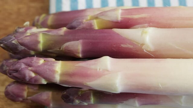 fagot d'asperges violettes, en gros plan, sur une table