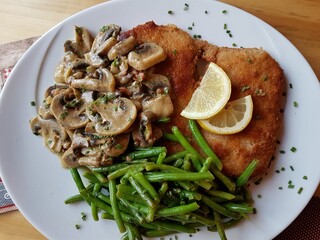 Schnitzel mit champignonrahmsoße