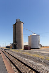 Fototapeta na wymiar Riesige Getreidesilos an der Bahnstrecke bei Serviceton