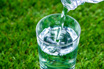ペットボトルからコップに水を注ぐ
