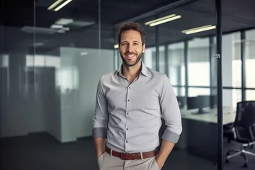 Fototapeten Mann in Hemd steht im modernen hellen Büro - Thema Gründung, Unternehmens-Software oder Start-Up - Generative AI © Steffen Kögler