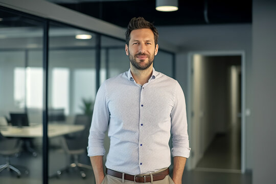 Business Mann mit Hemd steht zufrieden und selbstbewusst im modernen B&uuml;ro - Thema Erfolg, Karriere oder Vorstand - Generative AI