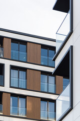 Detal na nowoczesny budynek wielorodzinny w centrum miasta. Duża ilość kondygnacji. Balkony i loggie. Słoneczna pogoda