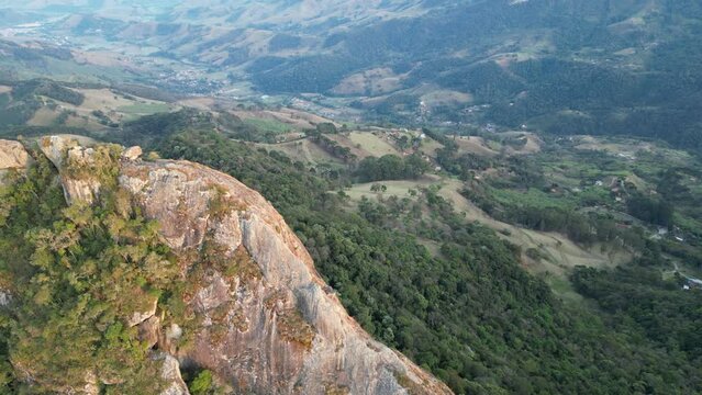 Montanhas da serra da mantiqueira pedra do ba&uacute; com vista para cidade.