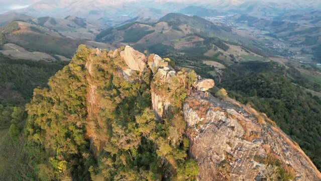 Montanhas da serra da mantiqueira pedra do ba&uacute; com vista para cidade.