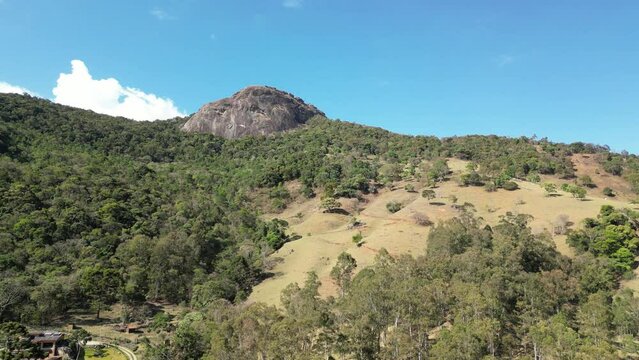 Montanhas da serra da mantiqueira pedra do ba&uacute; com vista para cidade.