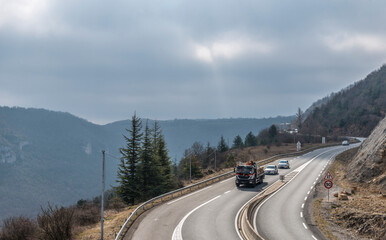 Longue descente routière sur Millau, Aveyron, France