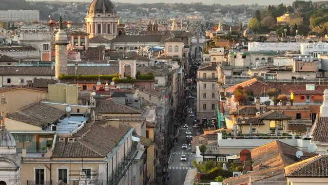 Via del Corso nel centro storico di Roma.
Vista aerea con effetto zoom dei palazzi fino a piazza del Popolo.