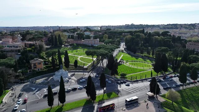 Il roseto comunale nel quartiere Aventino di Roma.
Vista aerea del giardino delle rose al Circo Massimo.