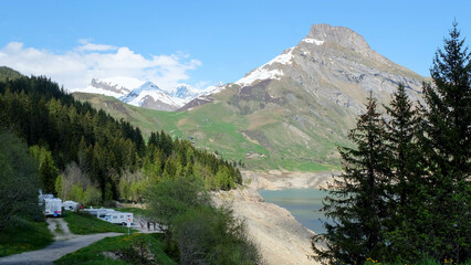 Fototapeta na wymiar Alpen in Frankreich - Route des Grandes Alpes mit Stausee Lac de Roselend