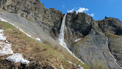 Fototapeta na wymiar Alpen in Frankreich - Route des Grandes Alpes mit Wasserfall