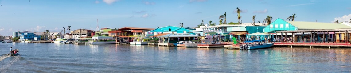 Fototapeta na wymiar Belize City, Blick auf den Hafen von Belize an einem sonnigen Tag und blauer Himmel, ein Panorama.