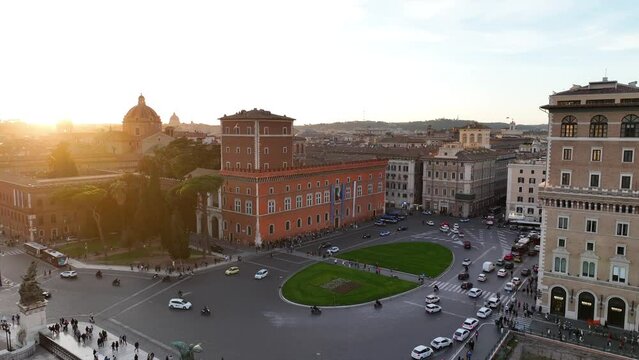 Piazza Venezia e via del Corso a Roma.
Vista aerea da drone del centro della citt&agrave;.