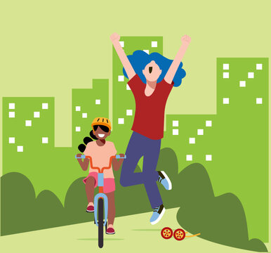 M&atilde;e l&eacute;sbica ou trans ensinando filha a andar de bicicleta no parque no Dia das M&atilde;es com a cidade ao fundo