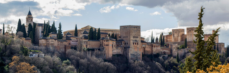 Vista panorámica del Palacio de la Alhambra. - obrazy, fototapety, plakaty