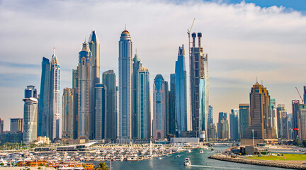 Fototapeta na wymiar Dubai Harbour , VAE Das Panorama mit den Wolkenkratzern der Innenstadt