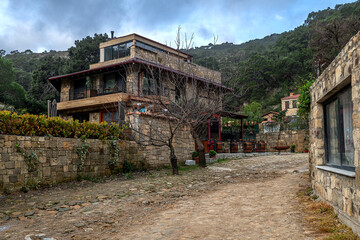 The houses in Yeşilyurt Village, where both sea and mountain tourism are experienced together with dense vegetation on the skirts of Kaz Mountains,